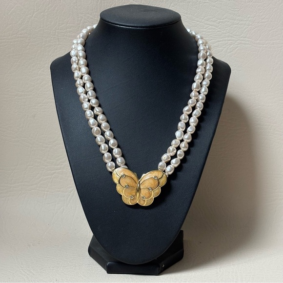 KJL For Avon Double Strand Of Pearls. A Gold Tone, Lacquered Butterfly - Picture 4 of 6
